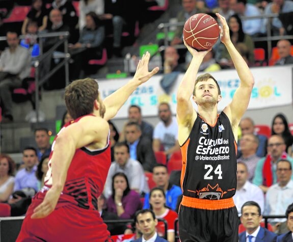 Shurna lanza ante Kravtsov, que es baja para el partido de hoy, en el Príncipe Felipe de Zaragoza. :: acbphoto