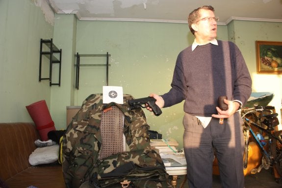 Miguel Ángel con una pistola de perdigones en la mano. 