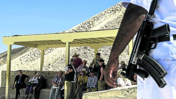 Un policía turístico patrulla junto a un grupo de visitantes en el Valle de los Reyes.