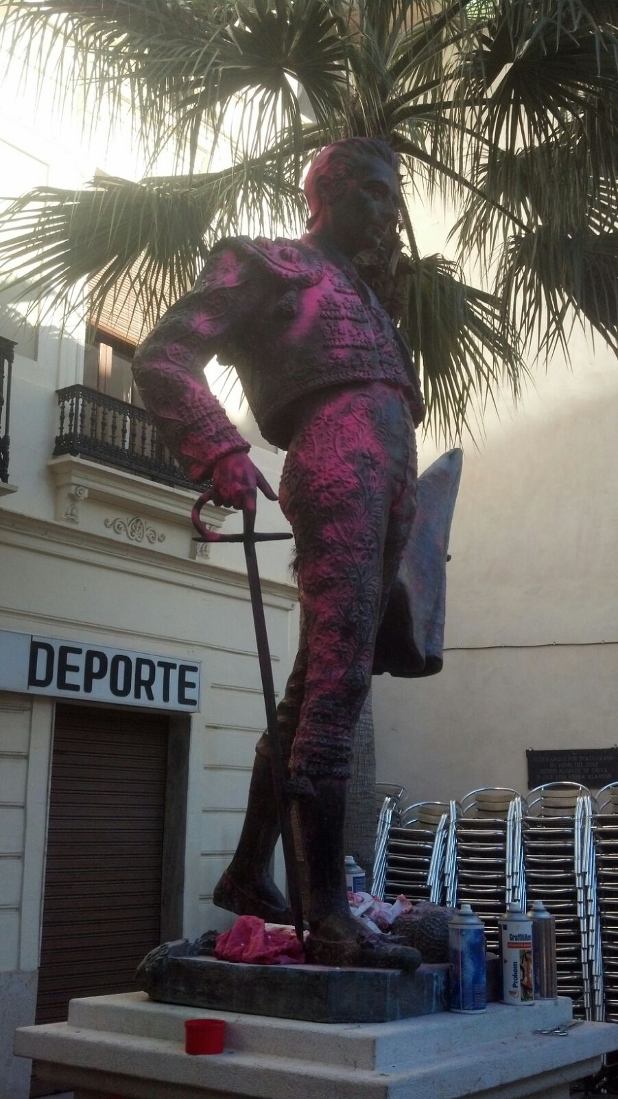 Detenidas 5 personas por pintar de rosa la estatua del torero Enrique Ponce en Chiva