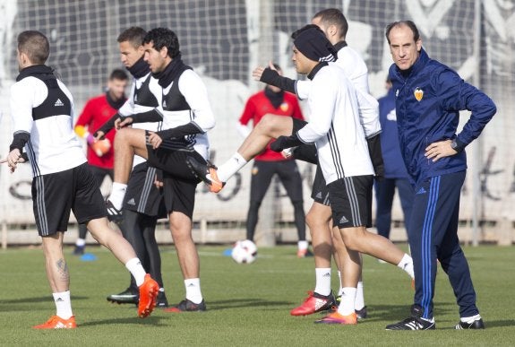  Voro, junto a sus futbolistas en un momento del entrenamiento en la Ciudad Deportiva de Paterna. 