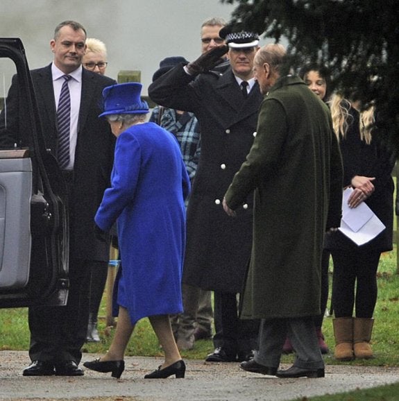 Isabel II y marido, en su primera aparición en 2017 . :: g. peny-efe