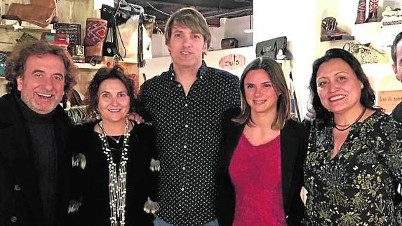 Javier Alastrue, Ana Rita García, Ismael Beiro, junto a una acompañante, y Paz Regis.