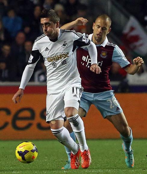 Pablo Hernández, en un partido de la Premier con el Swansea, ante el West Ham.