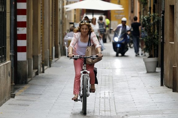 Una ciclista circula por una zona peatonal, en una imagen de archivo. :: irene marsilla