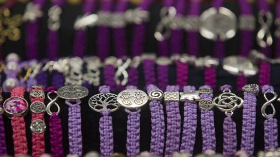 Daniela, Candela y Mariona, hoy en el hospital, contando la historia de las pulseras contra el cáncer.