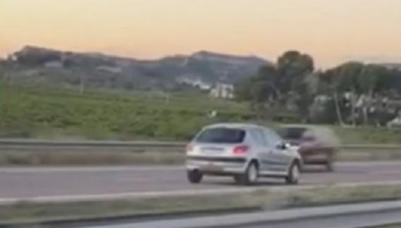 El coche gris, que circula en dirección contraria, se cruza con otro vehículo en la AP-7.