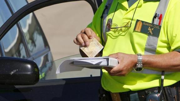 ¿Me pueden multar por conducir demasiado lento?