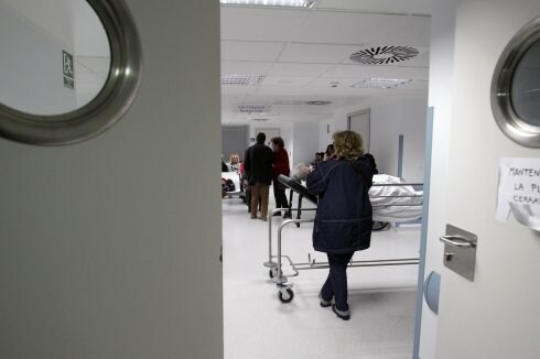 Pacientes y acompañantes, la tarde del martes, en Urgencias del hospital Clínico. :: irene marsilla