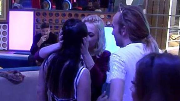 'Gran Hermano VIP 5' | Daniela Blume y Elettra Lamborghini se besan