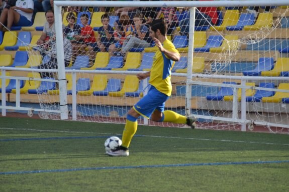 El jugador groguet Cristian golpeando el balón. :: J. Zamora