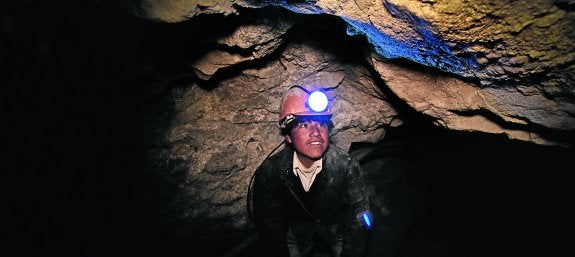 Uno de los niños que trabajan en la mina de Cerro Rico, a su entrada en una de las galerías.  :: 