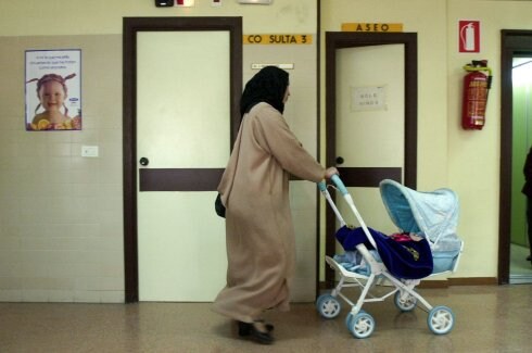 Una persona inmigrante, en un centro de salud valenciano. :: PABLO SANCHEZ-NIKOND