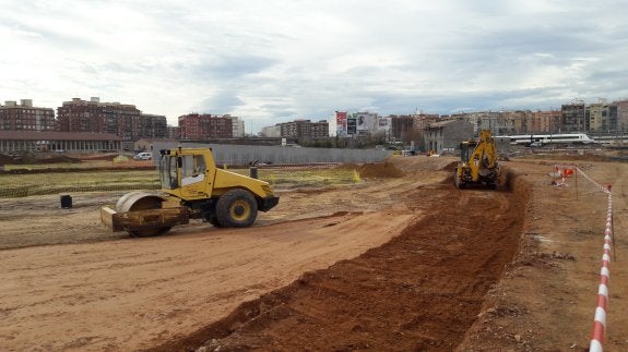 Obras de ajardinamiento, con el muro que separará dos futuras zonas, en una imagen facilitada por el Parque Central. :: lp