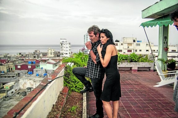 Los protagonistas de la serie se asoman a una azotea sobre la capital cubana. :: r. c.
