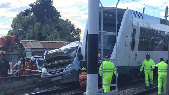 El metro arrolla a un coche en un paso a nivel con barrera en Paterna