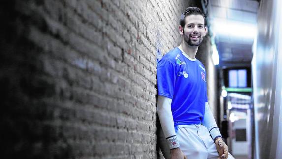 Rodrigo Sebastià, en el pasillo del trinquet de Pelayo.