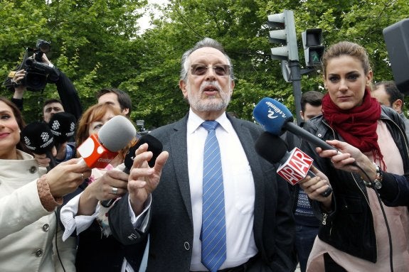 Alfonso Grau, rodeado de medios de comunicación, a su llegada a la Ciudad de la Justicia. :: irene marsilla