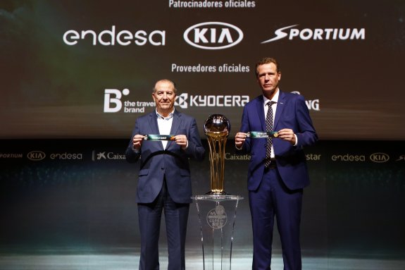 Paco Raga y Juan Ramón Marrero posan tras el sorteo de la Copa. :: acbphoto