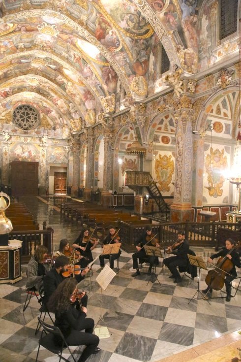 Los músicos tocan debajo de los frescos de Dionís Vidal. :: avan