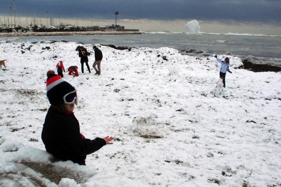 Una nevada histórica alcanza la playa, cierra 89 colegios y atrapa vehículos