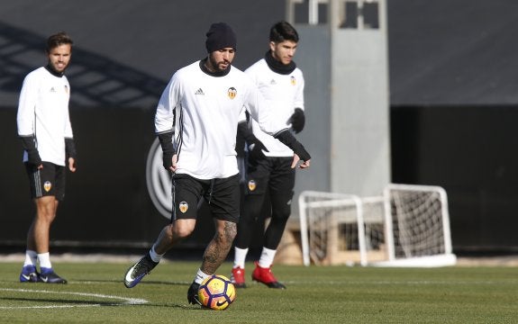 Zaza controla el balón en un entrenamiento del Valencia. :: juanjo monzó