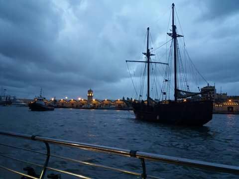 Un remolcador rescata un galeón pirata que iba a la deriva en el puerto de Gandia