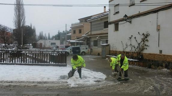 Trabajos para abrir paso al ambulatorio de Ademuz.