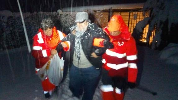 Evacuación de personas mayores en Ayora, el jueves por la noche.