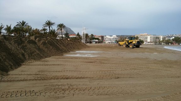 Una pala preparó ayer el nuevo dique de contención para proteger la playa del Arenal de Xàbia de temporal previsto para el fin de semana. :: LP