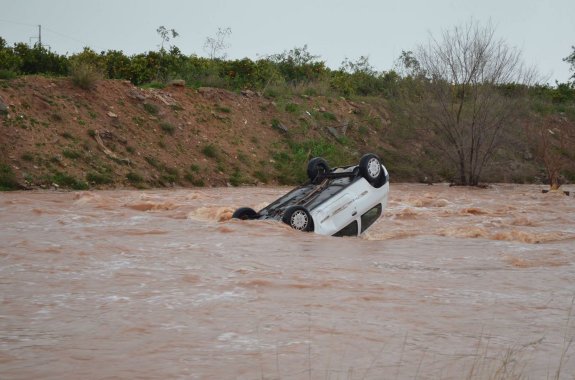 El vehículo que arrastró el agua del Carraixet, tras el rescate de su conductora. :: lp