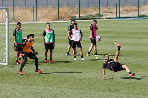 Oier Olazábal, en un entrenamiento del Granada. :: ALFREDO AGUILAR