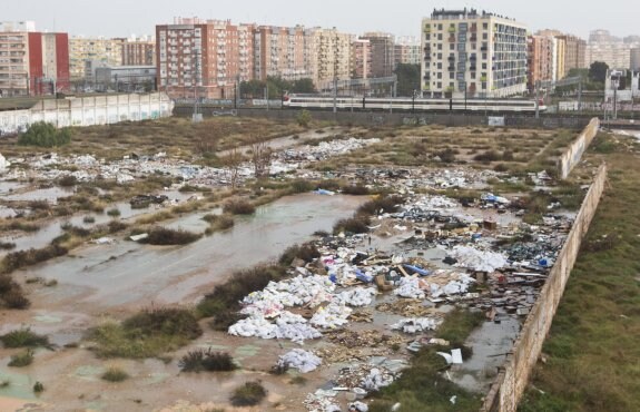 Vista general de la cantidad de basura acumulada en la zona. :: damián torres