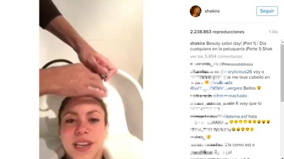 Piqué se convierte en el peluquero de Shakira