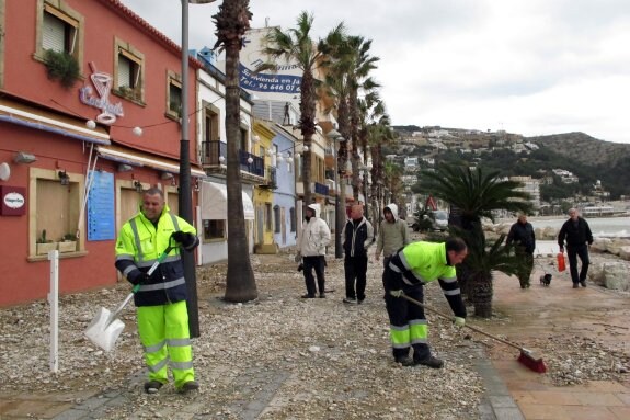 Los operarios de Xàbia retiran la grava que cubre el paseo de Marina Española y que arrastró hasta allí el fuerte temporal del fin de semana. :: Tino Calvo