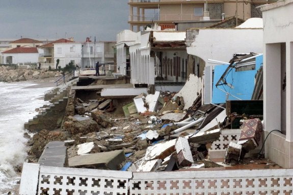 Viviendas destrozadas en primera línea de playa en Dénia, ayer. :: tino calvo