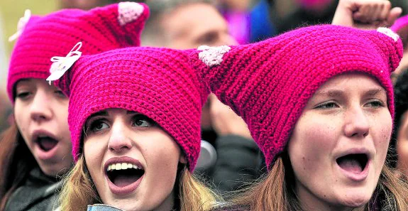 Unos 100.000 gorros de lana rosa fueron confeccionados y distribuidos por todo el país como símbolo de la oposición de las mujeres al nuevo presidente. :: AFP