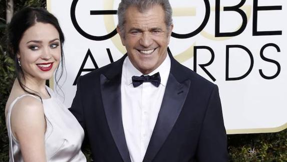 Mel Gibson y Rosalind Ross durante la pasada edición de los Globos de Oro.