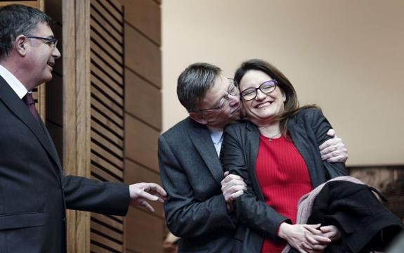 l presidente de la Generalitat valenciana, Ximo Puig, bromea con la vicepresidenta del Consell, Mónica Oltra, ante el presidente de Les Corts, Enric Morera (i).