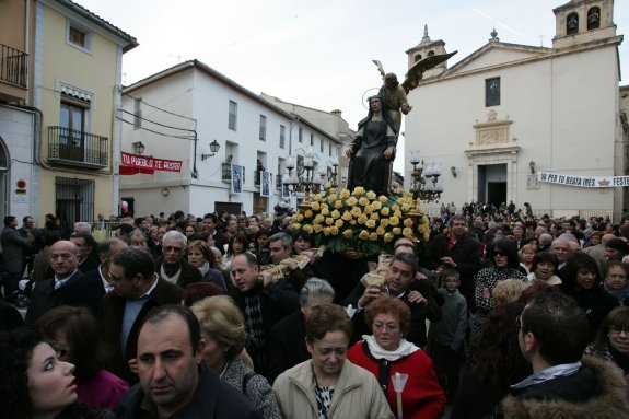 Multitudinaria procesión de la beata Inés en Benigànim. :: lp