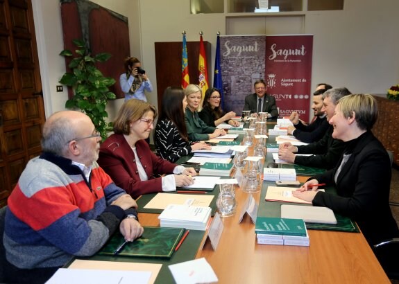 El Consell, durante la reunión mantenida ayer en Sagunto. :: gva