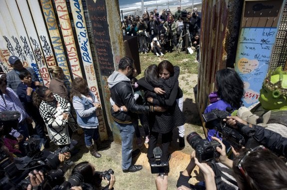 El reencuentro. Todos los sábados y domingos, de 10 a 14 horas, se abre el muro en Tijuana y, vigiladas por las patrullas de frontera, las familias separadas logran abrazarse. 