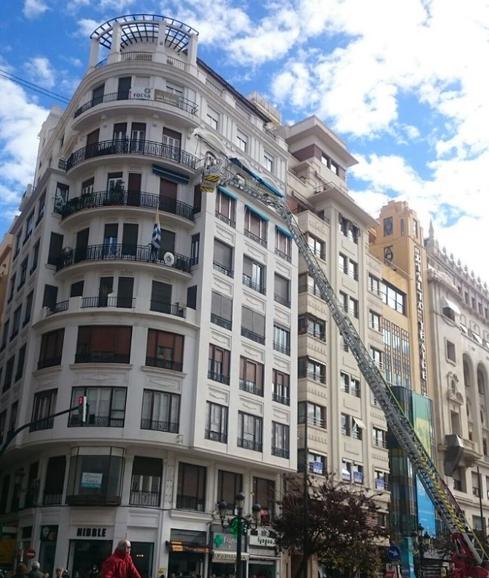 Los bomberos, en la revisión de las fachas de la plaza del Ayuntamiento previa al inicio de las Fallas.