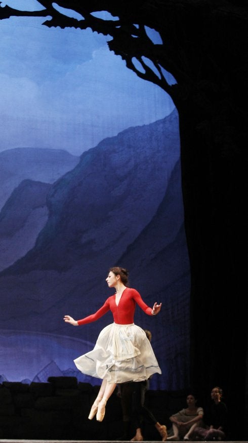 Un momento de 'Giselle', que se representó en el teatro Principal de Valencia. :: jesús signes