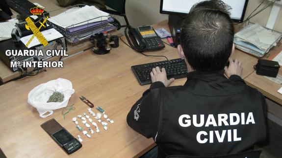 La Guardia Civil lo pilla 'in fraganti' vendiendo cocaína, finge un mareo y sale huyendo