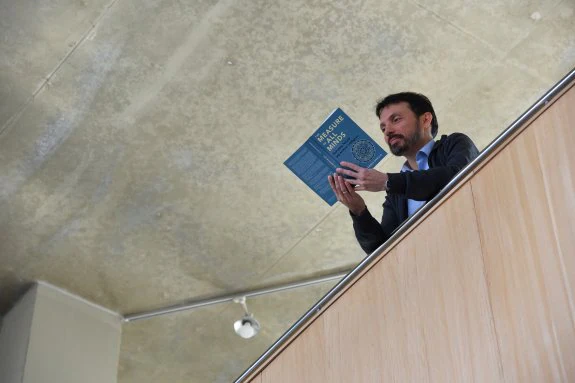 José Hernández con su libro. :: lp
