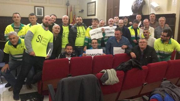 Unos 30 trabajadores de Lafarge se encierran en el Ayuntamiento de Sagunt