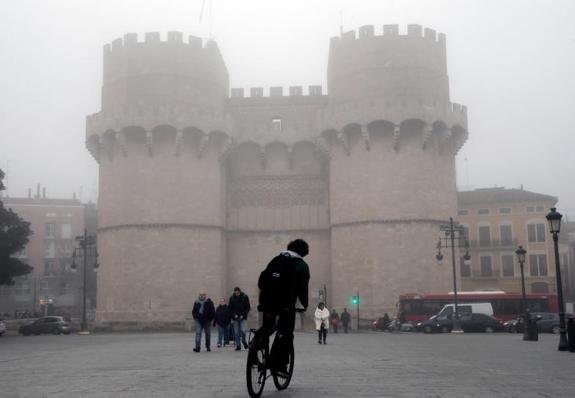 La niebla en Valencia, esta mañana, en las Torres de Serranos. 