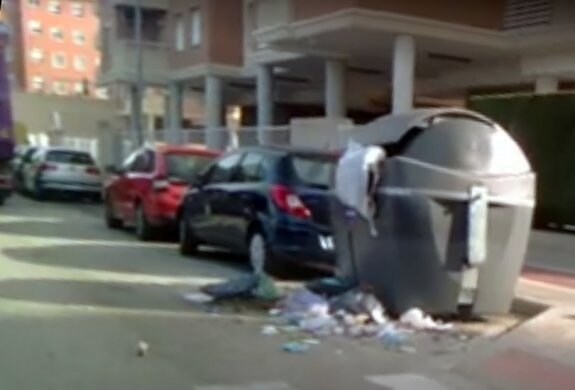 Antes y después. Dos capturas del vídeo en el que se aprecia el camión recogiendo la basura en el barrio de El Quint. :: lp