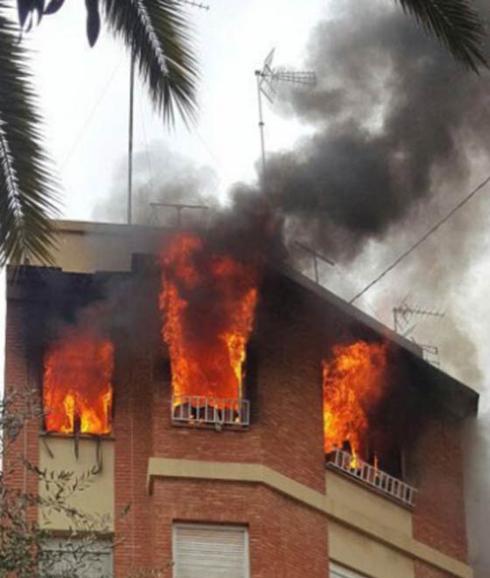 La vivienda de la anciana atendida, en llamas.